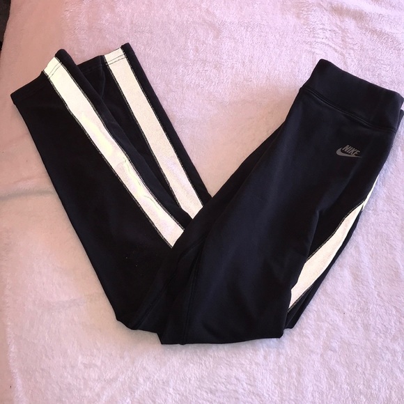 Nike Pants - 💥5 FOR $10 SALE 💥Nike Leggings with Reflective stripes down sides